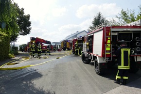 FW-DT: Brand in Carport entwickelt sich zu Großeinsatz - zwei Verletzte