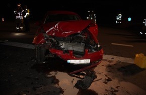 Kreispolizeibehörde Höxter: POL-HX: Schwerer Verkehrsunfall zwischen zwei Pkw