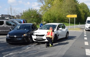 Kreispolizeibehörde Herford: POL-HF: Zusammenstoß mit drei Fahrzeugen- Gegenverkehr nicht beachtet