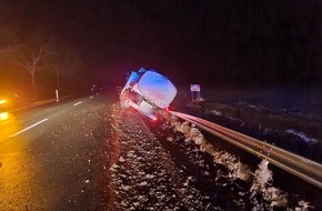 Polizeiinspektion Delmenhorst / Oldenburg - Land / Wesermarsch: POL-DEL: Landkreis Wesermarsch: Straßensperrung nach Verkehrsunfall mit Milchlaster