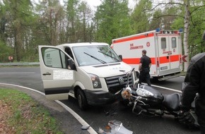 Polizeiinspektion Hameln-Pyrmont/Holzminden: POL-HM: Frontalzusammenstoß zwischen Kradfahrer und Führer eines Kleintransporters - Osterwochenende endet für Kradfahrer im Krankenhaus