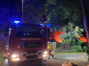 FW Lehrte: Laubenbrand entwickelt sich zum Großfeuer - Ausfall des Digitalfunk erschwert den Einsatz