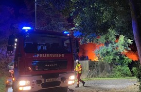 Freiwillige Feuerwehr Lehrte: FW Lehrte: Laubenbrand entwickelt sich zum Großfeuer - Ausfall des Digitalfunk erschwert den Einsatz