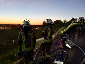 FW Weinheim: Feuer im Weinberg - Weinheimer Feuerwehr stoppt Flammen im Abendrot