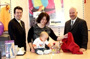 McDonald's Kinderhilfe Stiftung: Jeder Cent zählt! Charles Vögele und McDonald´s Kinderhilfe beschließen dauerhafte Kooperation - Spendenhäuschen an den Kassen des Modeunternehmens