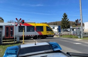 Bundespolizeiinspektion Kassel: BPOL-KS: Unbekannter beschädigt Schrankenbaum - Fahrer flüchtig