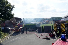 Feuerwehr Detmold: FW-DT: Brand in Carport entwickelt sich zu Großeinsatz - zwei Verletzte