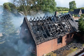 FW-RD: Feuer zerstört Wohnhaus in Nortorf - rund 100 Einsatzkräfte im Einsatz