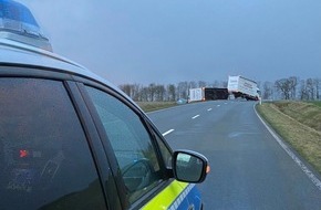 Polizei Warendorf: POL-WAF: Beckum. Lkw blockiert Straße - Auto landet in Graben