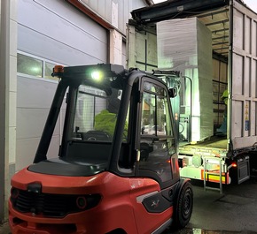 ZOLL-E: Doppelschlag gegen illegalen Zigarettenhandel /zwei Hehlerbanden zerschlagen /fünf Personen verhaftet /10,4 Millionen Zigaretten sichergestellt