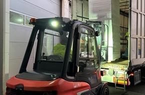 Zollfahndungsamt Essen: ZOLL-E: Doppelschlag gegen illegalen Zigarettenhandel /zwei Hehlerbanden zerschlagen /fünf Personen verhaftet /10,4 Millionen Zigaretten sichergestellt