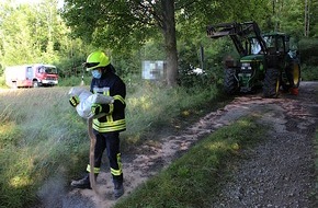 Polizeiinspektion Hameln-Pyrmont/Holzminden: POL-HM: Ackerschlepper reißt sich den Tank auf - Dieselkraftstoff fließt auf Feldweg