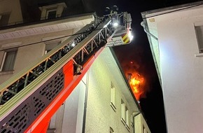 Feuerwehr Stuttgart: FW Stuttgart: Dachgeschosswohnung im Vollbrand - Feuerwehrmann leicht verletzt