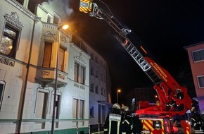 Feuerwehr Mülheim an der Ruhr: FW-MH: Ungewöhnliche Brandursache. Vier Personen aus verrauchten Mehrfamilienhaus gerettet.