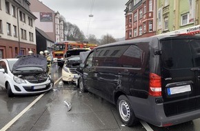 Feuerwehr Ennepetal: FW-EN: Verkehrsunfall und Fahrbahn unter Wasser