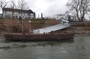 Polizei Duisburg: POL-DU: Duisburg/Monheim: Tankmotorschiff kollidiert mit Steg