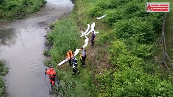 FW-PL: Abschlussmeldung: Feuerwehr Plettenberg noch bis in die Nacht im Einsatz. Schwere Schäden im alten Hallenbad. Gewässerverunreinigung im Untergraben der Lenne. Eine verletzte Person in Böddinghausen.