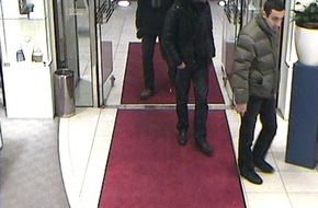 Polizei Düsseldorf: POL-D: Stadtmitte - Coup bei Juwelier an der Berliner Allee - Wer kennt die Diebe? - Polizei fahndet mit Bildern  aus der Überwachungskamera