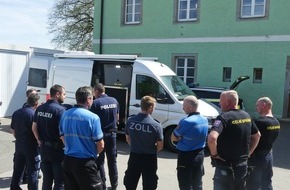Hauptzollamt Regensburg: HZA-R: Grenzübergreifende Behördenzusammenarbeit - Die Hundeführer des deutschen Zolls, der deutschen Polizei und des tschechischen Zolls tauschen sich aus