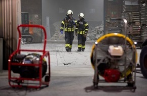 Feuerwehr Sprockhövel: FW-EN: Großeinsatz in der Gewerbestraße - Bevölkerung vorsorglich gewarnt