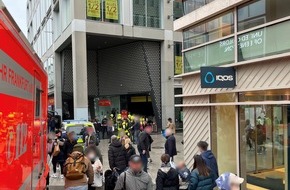 Feuerwehr Frankfurt am Main: FW-F: Brand in "Esprit-Haus" auf der Zeil sorgt für umfangreichen Einsatz, keine Verletzten