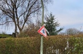 Polizeidirektion Flensburg: POL-FL: Flensburg - Verkehrsunfallflucht im Kiefernweg/Lärchenhof, Fahrzeug fährt gegen Laterne und flüchtet, Polizei sucht Verursacher, Zeugen und Hinweisgeber