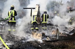 Feuerwehr Essen: FW-E: Laubenbrand in Essen-Frintrop, vier Gasflaschen gefunden
