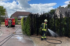 Freiwillige Feuerwehr Kranenburg: FW Kranenburg: Thuja-Hecke durch Flämmarbeiten in Brand geraten