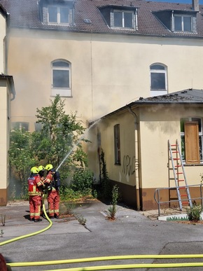 FW-Velbert: Feuer in leerstehender Grundschule und Flächenbrand mit ungewöhnlichen Löschmethoden