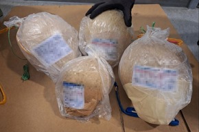 ZOLL-M: Explosiver Fund - Zoll stellt hochgefährliche Kugelbomben sicher.