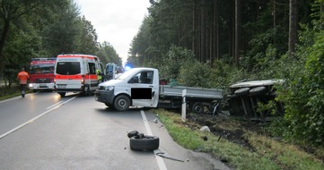 Polizeiinspektion Nienburg / Schaumburg: POL-NI: Passat gerät auf Gegenfahrbahn und kollidiert mit Transporter samt Anhänger