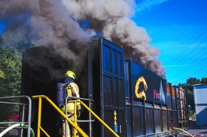 FW-EN: Feuerwehr Herdecke trainiert realistische Brandeinsätze in einem Übungscontainer - Hygienekonzept wird beübt