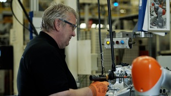 Kollaborativer Roboter namens Robbie hilft gesundheitlich eingeschränktem Ford-Mitarbeiter bei der Montagearbeit