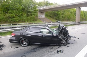 Verkehrsdirektion Mainz: POL-VDMZ: 19-Jähriger prallt auf Sattelzug