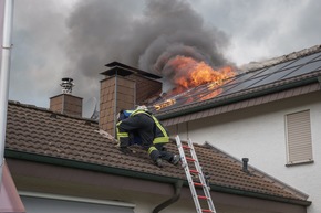 FW Menden: Dachstuhlbrand: 60 Einsatzkräfte können Ausbreitung auf Wohnung verhindern.