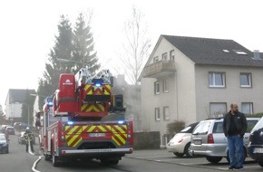 Feuerwehr der Stadt Arnsberg: FW-AR: Feuerwehr rettet Hund aus verqualmter Wohnung
Feuerwehrmann atmet Rauch ein