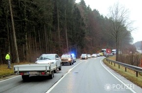 Polizeipräsidium Westpfalz: POL-PPWP: Anhänger reißt ab und kracht in Gegenverkehr