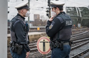 Bundespolizeidirektion Sankt Augustin: BPOL NRW: Bundespolizei ermittelt nach lebensgefährlicher Aktion; Frau in den Gleisen unterwegs