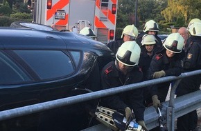 Feuerwehr Schwelm: FW-EN: Löschzug Linderhausen trainiert die Befreiung eingeklemmter Personen aus einem verunfallten PKW