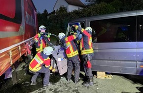 Feuerwehr Plettenberg: FW-PL: Schwerer Verkehrsunfall mit einer eingeklemmten Person