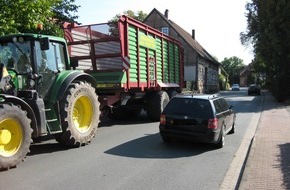 Polizeiinspektion Hameln-Pyrmont/Holzminden: POL-HM: Endspurt in der Ernte / Polizei warnt Verkehrsteilnehmer vor rutschigen Fahrbahnen und langsamen Treckergespannen / Reinigungspflicht nach Fahrbahnverschmutzung