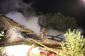 FW-SE: Großfeuer zerstört Einfamilienhaus - Drei Verletzte