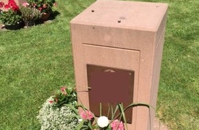 Polizeipräsidium Rheinpfalz: POL-PPRP: Bronzeplatten von Urnengräbern gestohlen