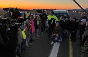 Kreispolizeibehörde Höxter: POL-HX: "Funkeln im Dunkeln": Reflektoren-Experiment auf Flugplatz-Landebahn / Veranstaltung der Grundschule Ottbergen mit der Polizei Höxter