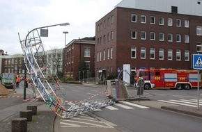 Polizeipräsidium Krefeld: POL-KR: Uerdingen: Unfallflucht - Polizei sucht Lkw-Fahrer