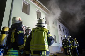 FW LK Neunkirchen: Feuerwehr Neunkirchen l&ouml;scht Brand in Wiebelskircher Mehrfamilienhaus