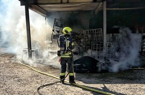 Feuerwehr Neuss: FW-NE: Feuer in Gewerbebetrieb | Anbau brannte in voller Ausdehnung | Keine Verletzten