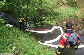 Feuerwehr Plettenberg: FW-PL: Diesel läuft in Elsebach - Feuerwehr setzt Ölsperren