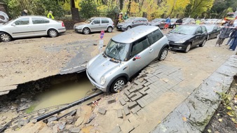 Feuerwehr Dortmund: FW-DO: Wasserrohrbruch führt zu vollgelaufenen Kellern und Störungen im Berufsverkehr