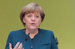 FNR Fachagentur Nachwachsende Rohstoffe: 300 Jahre Nachhaltige Forstwirtschaft in Deutschland - Bundeskanzlerin Angela Merkel gratuliert der Branche bei Festakt in Berlin (BILD)